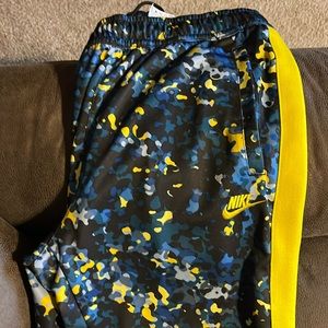 Mens size M Nike joggers. Drawstring at waistband. Zip at ankle. Side pockets.